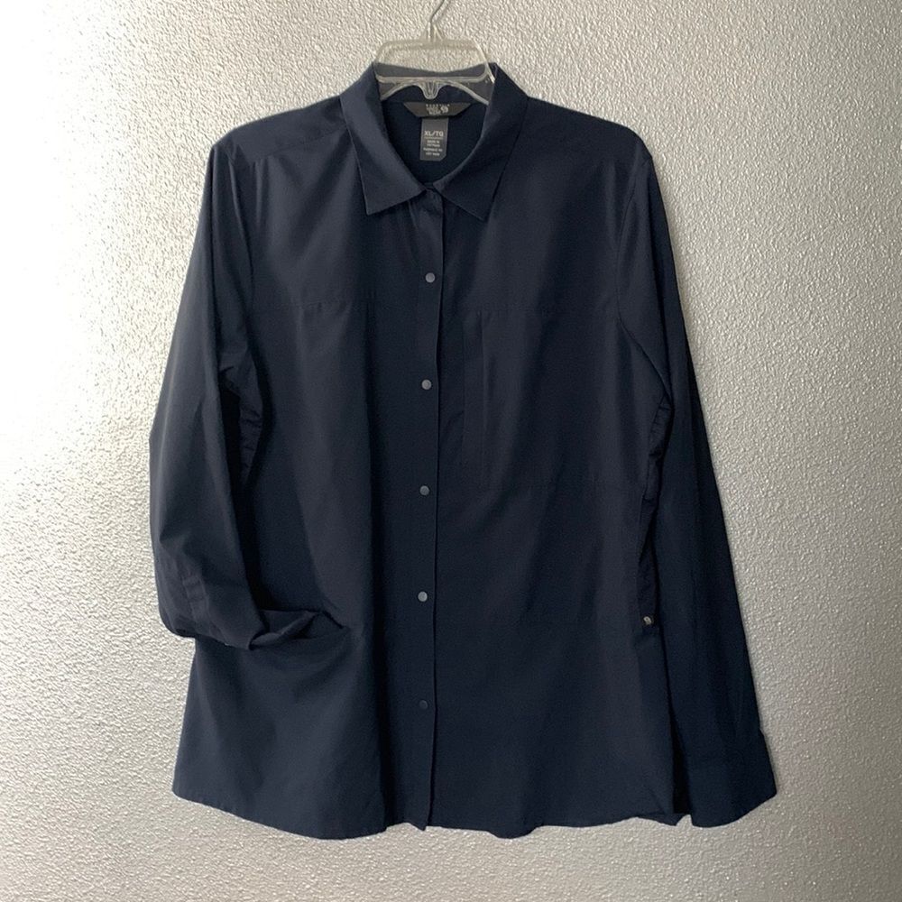 MOUNTAIN HARDWEAR snap down long sleeve top with zippered pockets